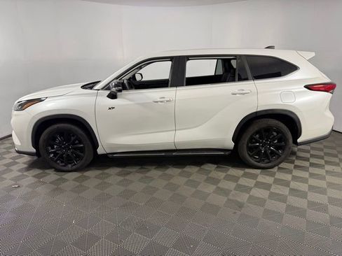 Used 2023 Toyota Highlander L image 4