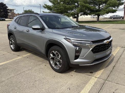 Used 2025 Chevrolet Trax LT FWD image 2