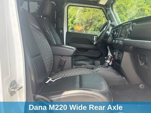 Used 2023 Jeep Gladiator Overland AWD/4WD image 18