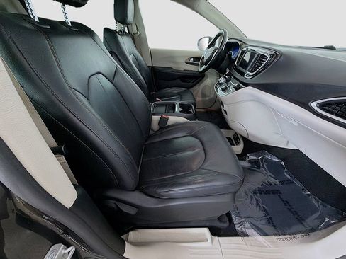 Used 2019 Chrysler Pacifica Touring-L FWD image 22