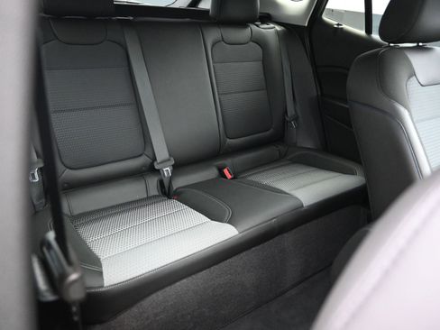 Used 2025 Chevrolet Trax LT w/ Sunroof Package image 28