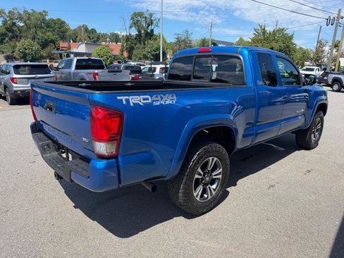 Used 2017 Toyota Tacoma TRD Sport w/ Tow Package AWD/4WD image 4
