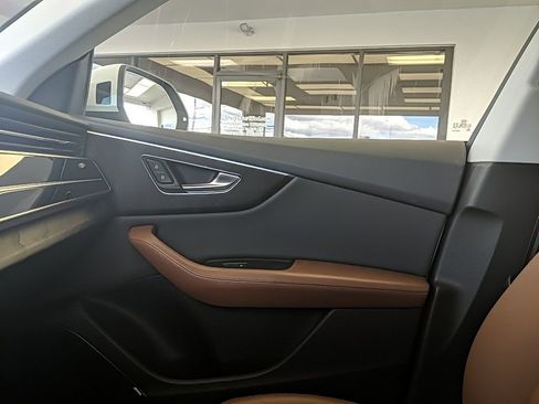 Used 2022 Audi Q8 Premium Plus w/ Premium Plus Package image 26