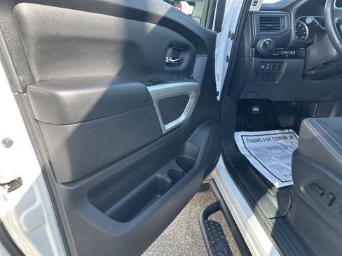 Used 2023 Nissan Titan SV w/ SV Convenience Package image 21