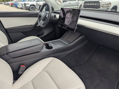 Used 2022 Tesla Model Y Performance image 9