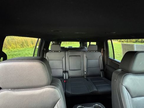 Used 2025 Chevrolet Suburban LT RWD image 33