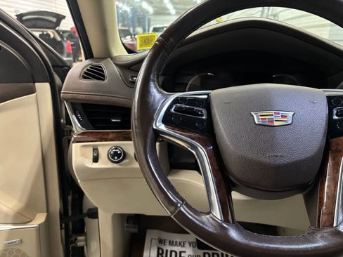 Used 2016 Cadillac Escalade Luxury AWD/4WD image 14