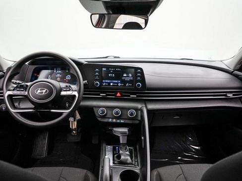 Used 2025 Hyundai Elantra SE image 14