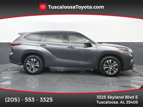 Used 2021 Toyota Highlander XLE FWD image 1