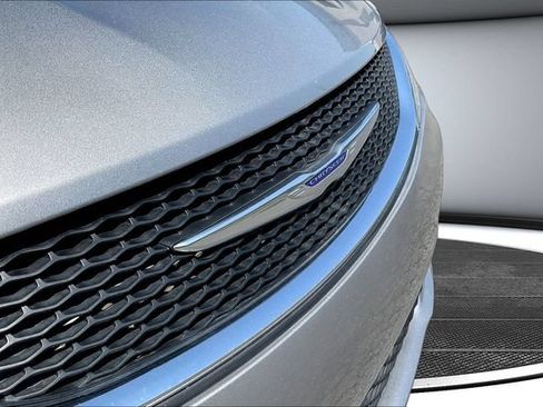 Used 2020 Chrysler Pacifica Touring-L w/ Tire & Wheel Group FWD image 36