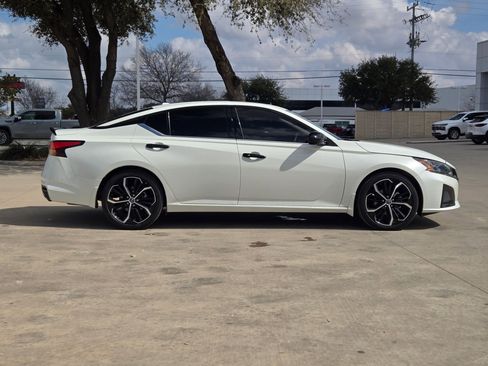 Used 2023 Nissan Altima 2.5 SR w/ SR Premium Package image 2