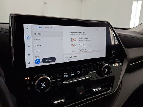 Used 2024 Toyota Highlander Limited image 14