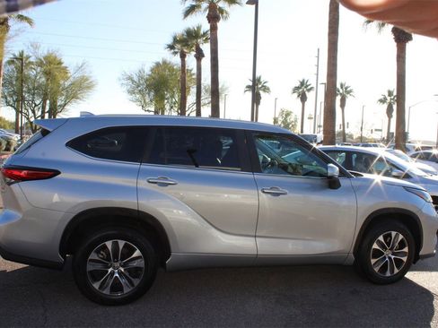 Used 2023 Toyota Highlander XLE image 6