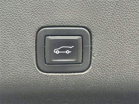 Used 2022 Chevrolet Tahoe Z71 w/ Z71 Off-Road Package image 35