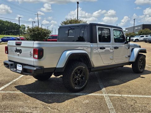 Used 2022 Jeep Gladiator Willys image 4