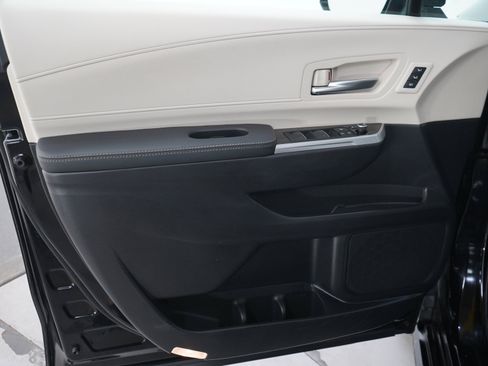Used 2025 Toyota Sienna Platinum AWD/4WD image 23