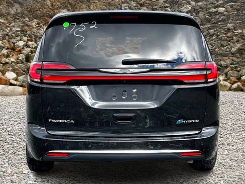 Used 2023 Chrysler Pacifica Touring-L image 4