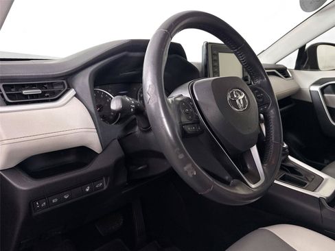 Used 2020 Toyota RAV4 XLE Premium FWD image 4
