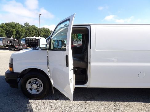 Used 2019 Chevrolet Express 3500 Extended w/ Driver Convenience Package RWD image 13