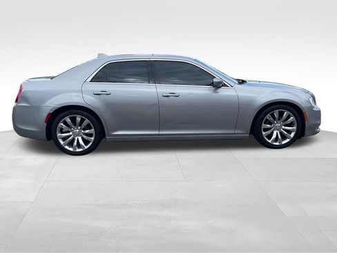 Used 2017 Chrysler 300 Limited RWD image 8