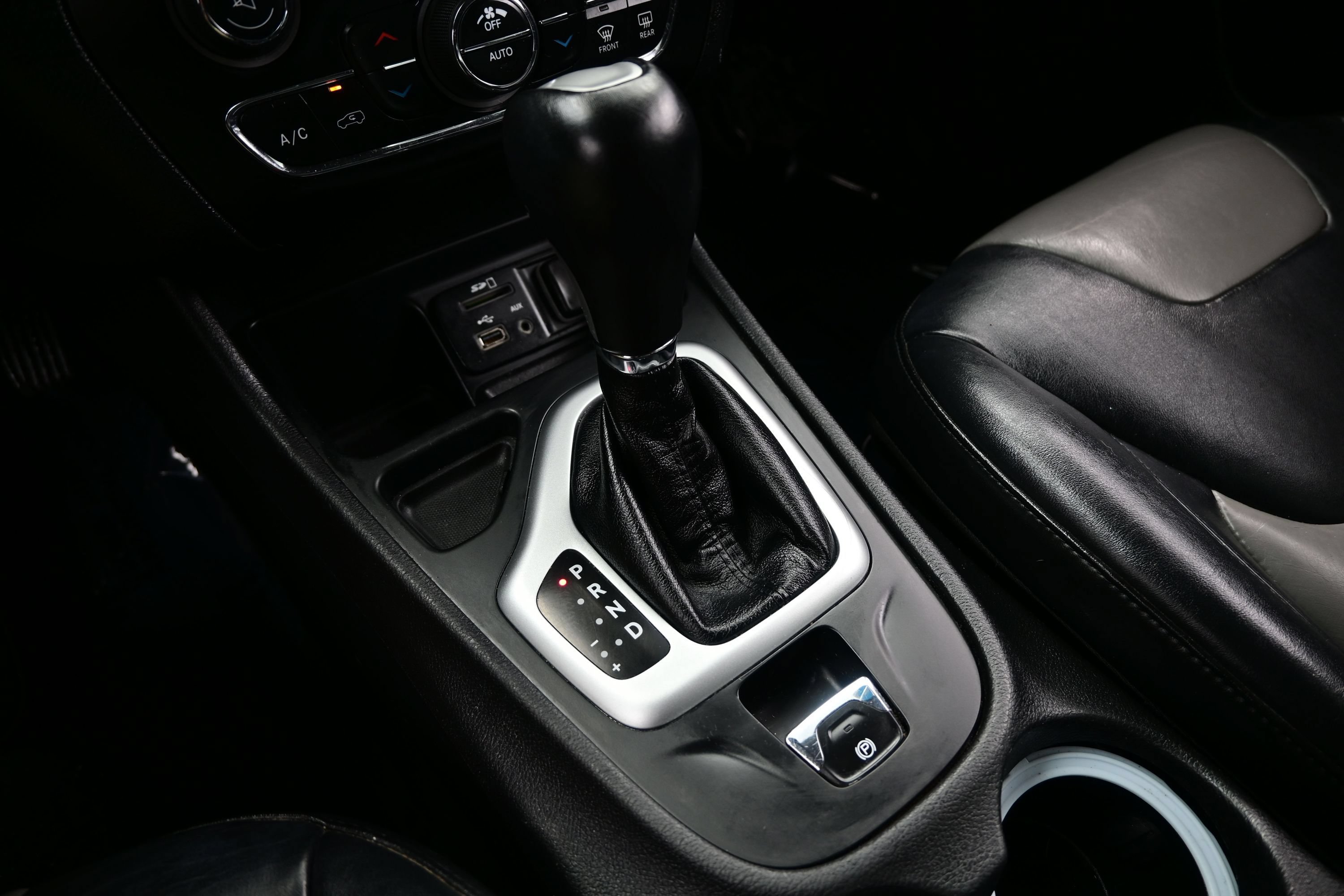 Used 2014 Jeep Cherokee Limited w/ Technology Group FWD image 21