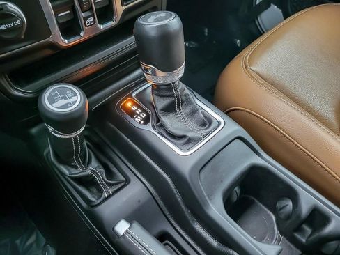 Used 2022 Jeep Wrangler Unlimited Sahara w/ Cold Weather Group AWD/4WD image 16