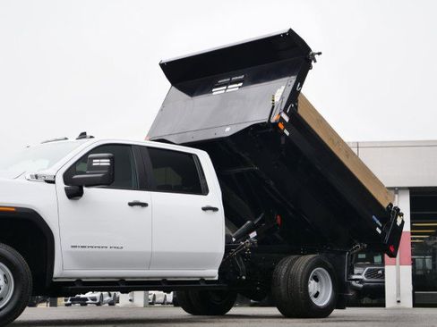 Used 2024 GMC Sierra 3500 Pro w/ Convenience Package image 11