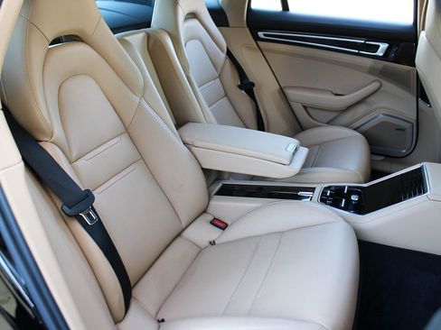 Used 2021 Porsche Panamera w/ Premium Package image 25