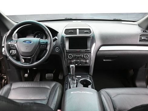 Used 2016 Ford Explorer XLT w/ Equipment Group 202A FWD image 10