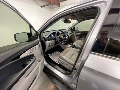 Certified 2019 Honda Pilot Touring image 10