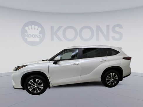 Used 2024 Toyota Highlander XLE AWD/4WD image 5