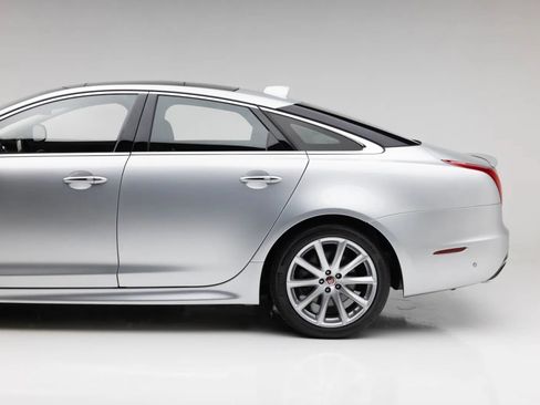 Used 2016 Jaguar XJ R-Sport RWD image 23