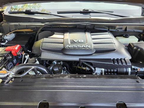 Used 2020 Nissan Titan PRO-4X w/ Pro-4x Convenience Package image 11