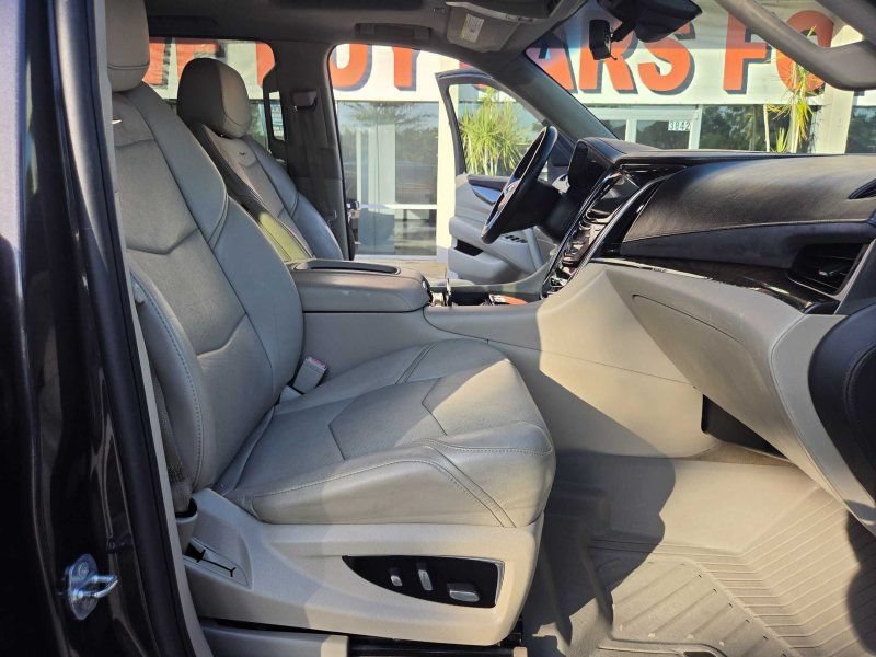 Used 2018 Cadillac Escalade ESV Luxury RWD image 14