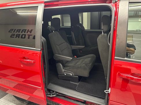 Used 2016 Dodge Grand Caravan SE image 21