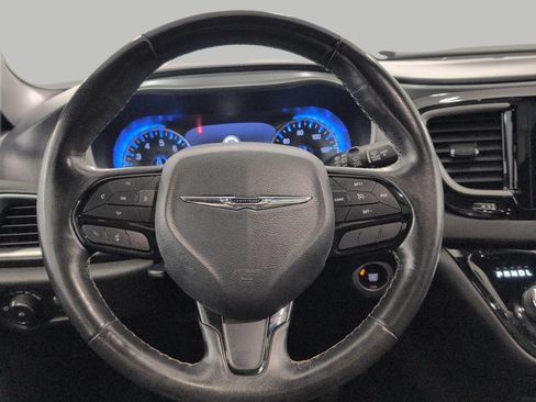Used 2020 Chrysler Pacifica Touring-L Plus w/ S Appearance Package FWD image 5