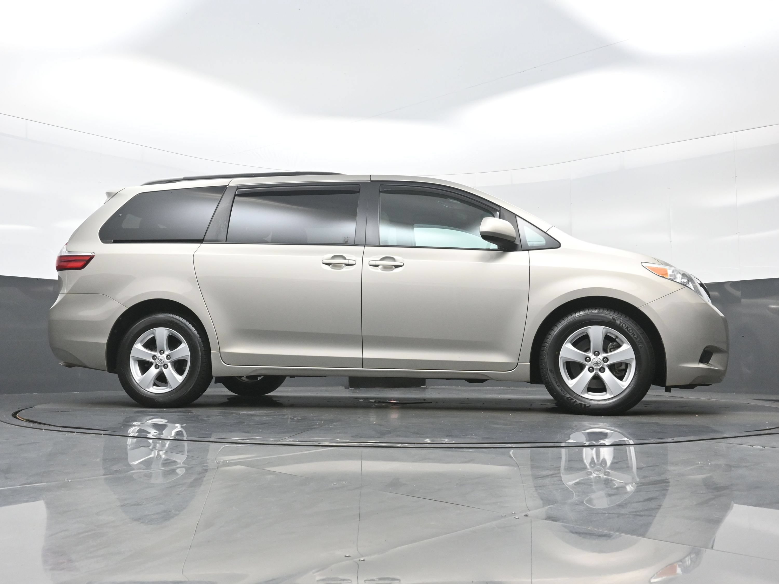 Used 2016 Toyota Sienna LE FWD image 31