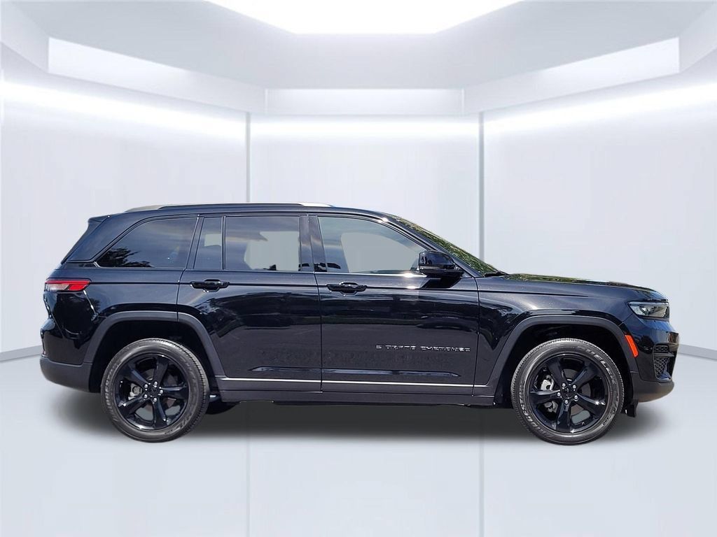 Used 2023 Jeep Grand Cherokee Altitude AWD/4WD image 4