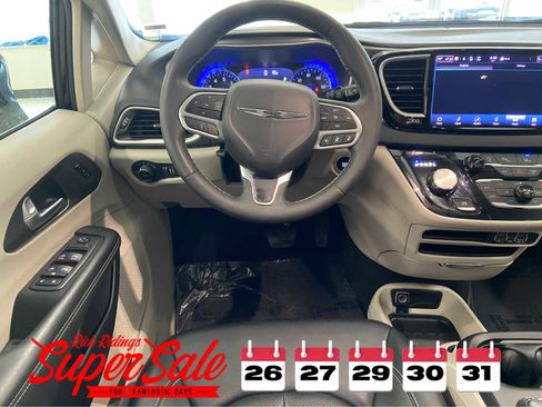 Used 2024 Chrysler Pacifica Touring-L image 21