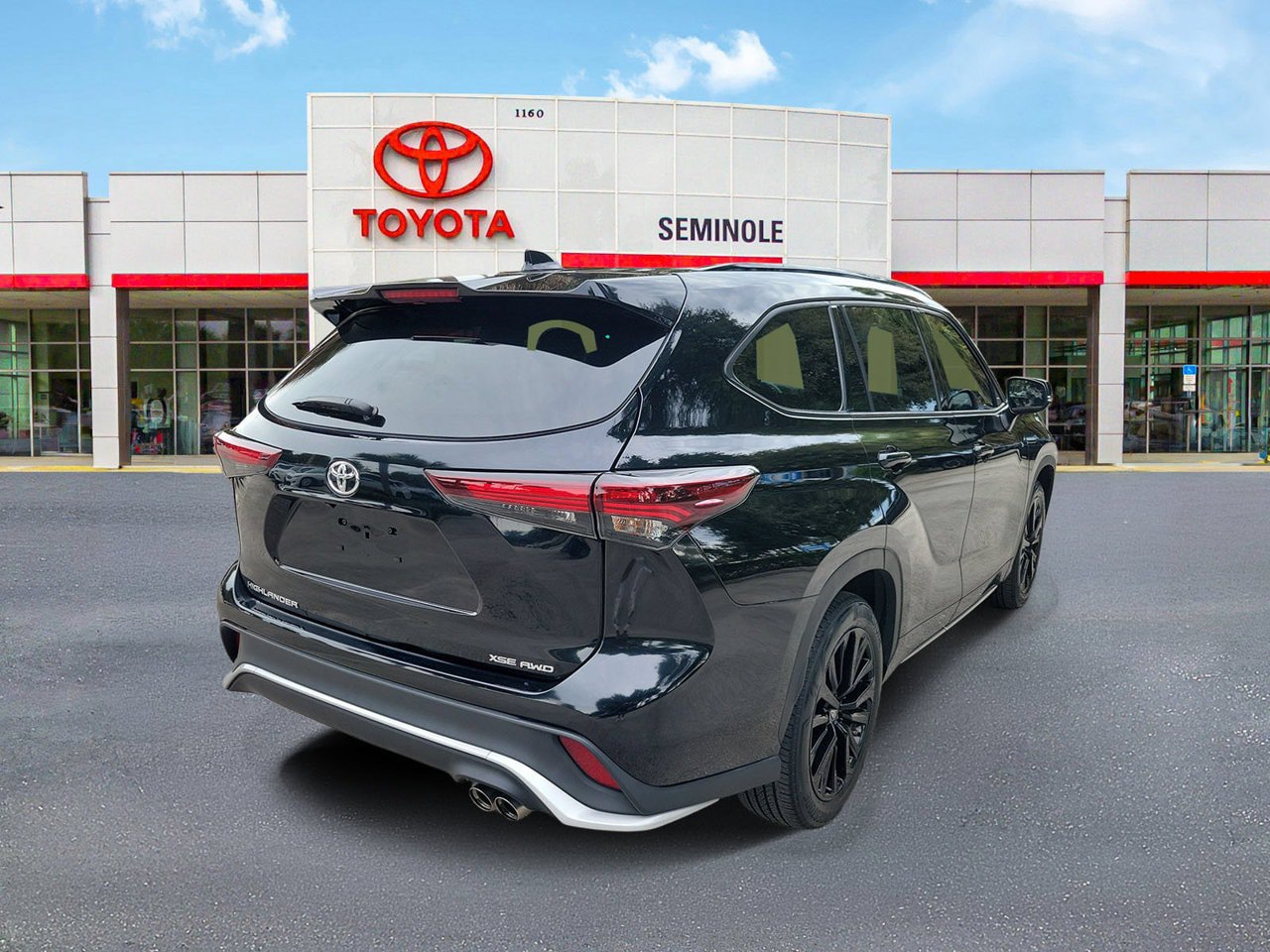 Used 2024 Toyota Highlander XSE AWD/4WD image 3