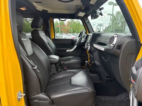 Used 2015 Jeep Wrangler Unlimited Sahara AWD/4WD image 9