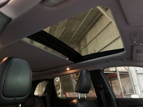 Used 2019 Jeep Cherokee Latitude Plus w/ Comfort/Convenience Group AWD/4WD image 18