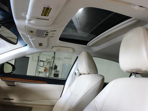 Used 2013 Lexus ES 300h w/ Luxury Pkg FWD image 29