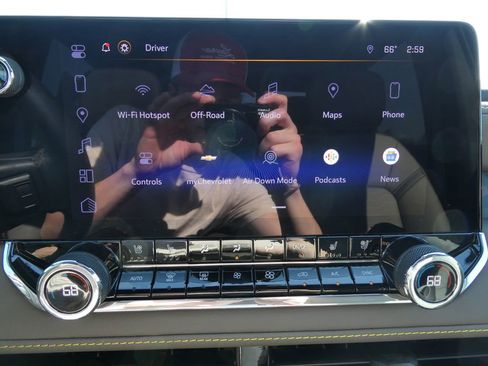 Certified 2025 Chevrolet Colorado ZR2 w/ Technology Package AWD/4WD image 33