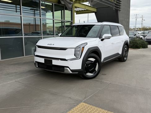 Used 2026 Kia EV9 Wind image 2