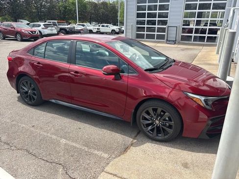 Used 2024 Toyota Corolla SE w/ SE Convenience Package image 4