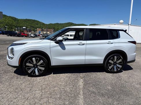 Used 2025 Mitsubishi Outlander SE AWD/4WD image 3