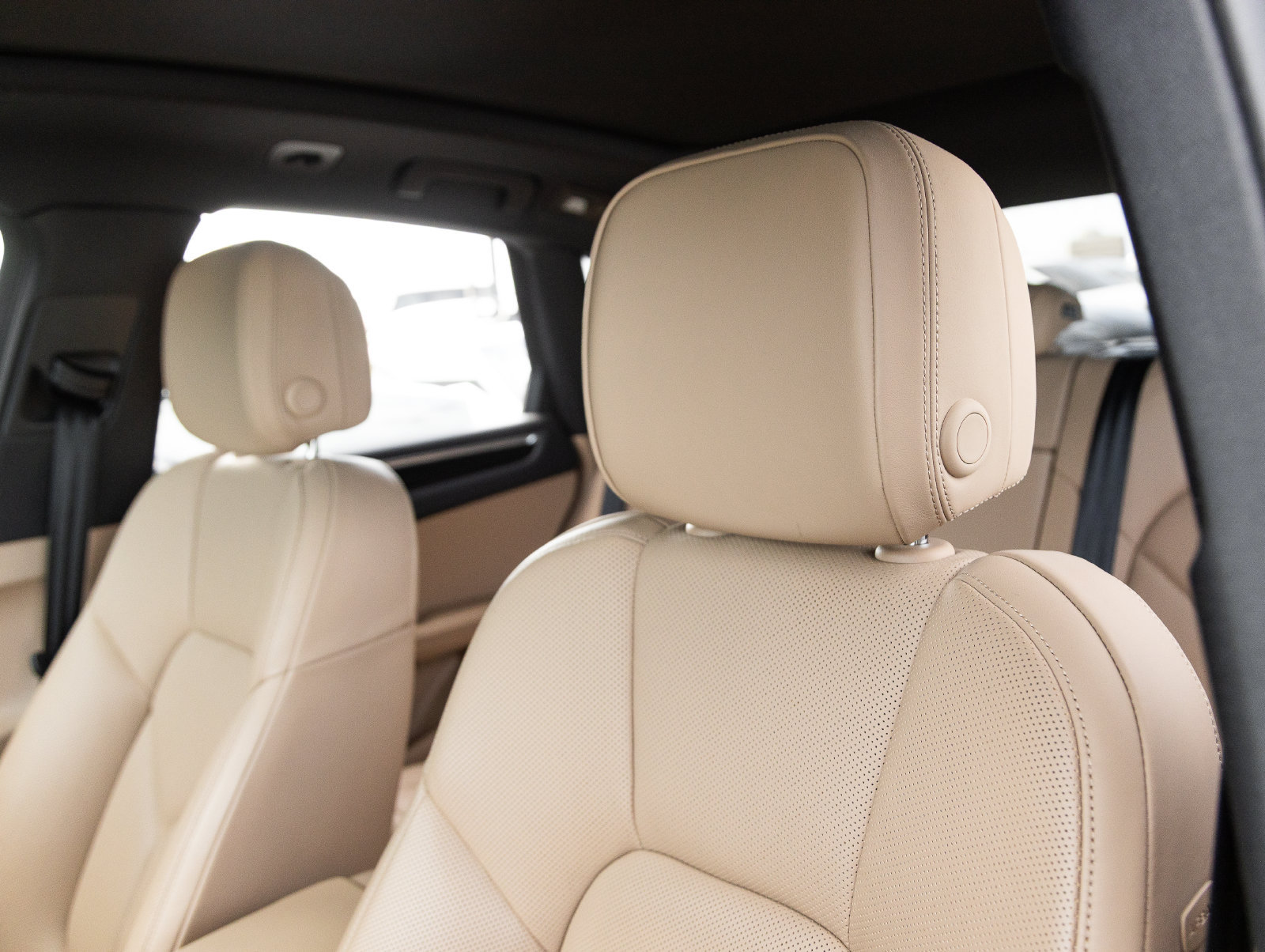 Certified 2024 Porsche Macan AWD/4WD image 23