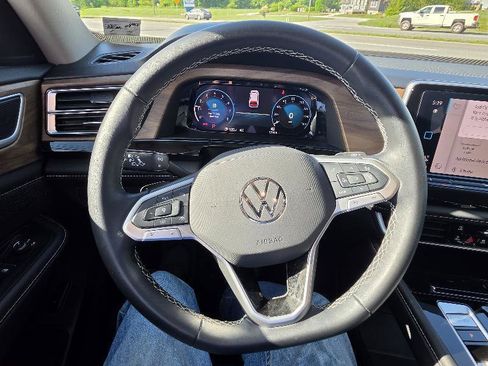 Used 2025 Volkswagen Atlas SE AWD/4WD image 13