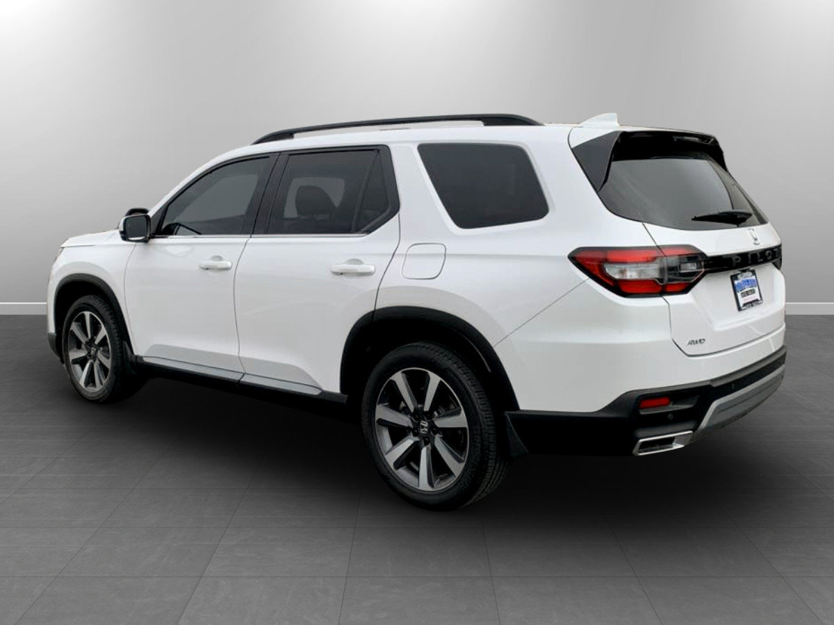Used 2023 Honda Pilot Touring image 5
